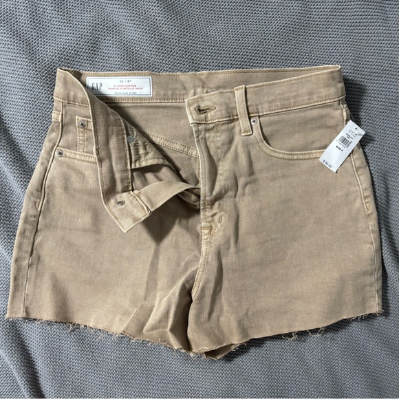 2/15$ NWT gap 4” High Rise Denim Shorts in beige - Picture 1 of 3